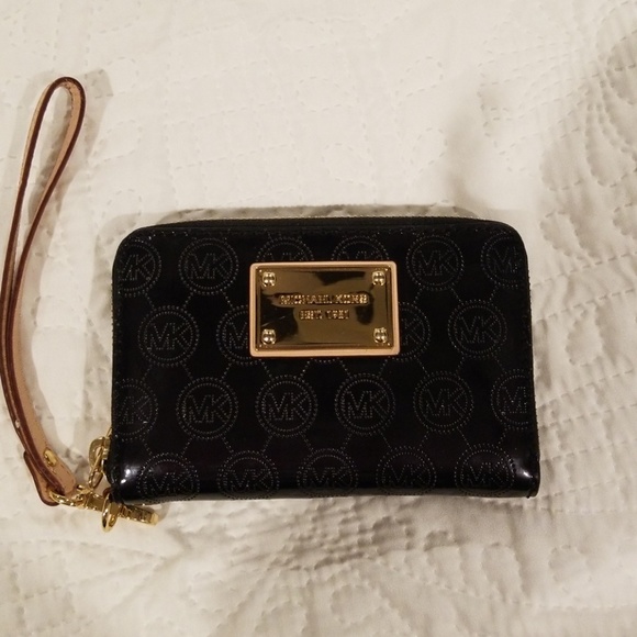 Michael Kors Handbags - Michael Kors Wristlet